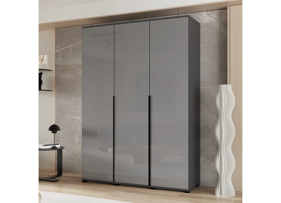 Drehtürenschrank dreitürig mit Lacobel nach Maß Freza