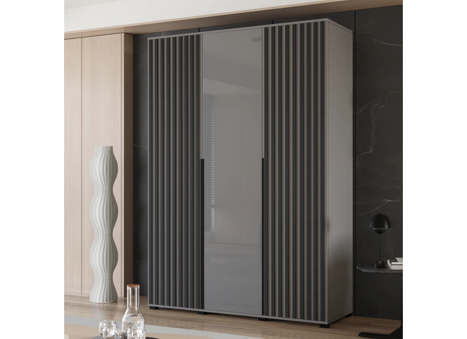 Drehtürenschrank dreitürig mit Lamellen und Lacobel nach Maß Nola